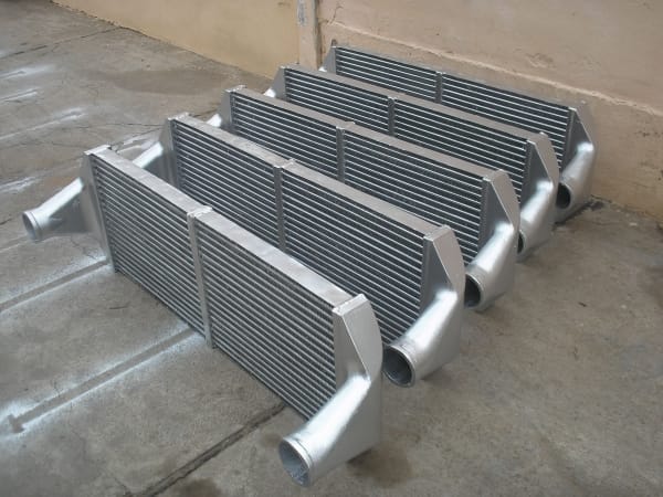 Detalle de aletas de intercooler en aluminio